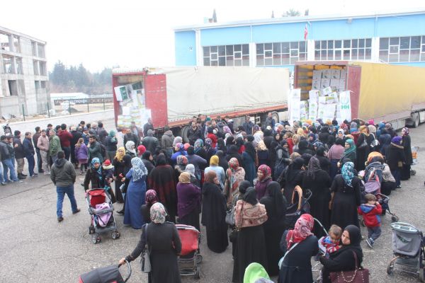 Suriyeli ailelere kışlık malzeme dağıtıldı