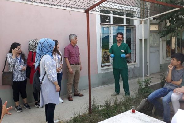 Suriyeli çocuklar,  barınaktaki hayvanları sevdi