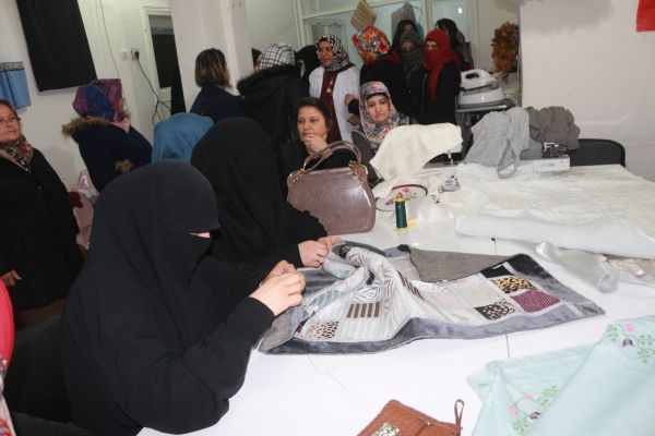Suriyeli kadınlar açılan kurslarla aile bütçelerine katkı sunuyor