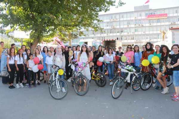 Süslü kadınlar pedal çevirdi 