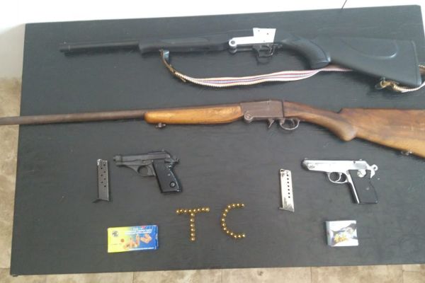Tabanca ve tüfekleri pencereden atarken jandarmaya yakalandı