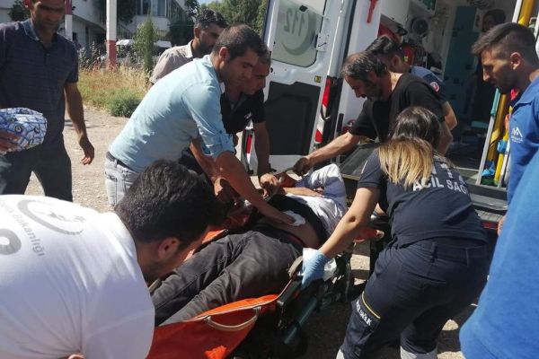 Tabancayla oynayan genç kendini vurdu