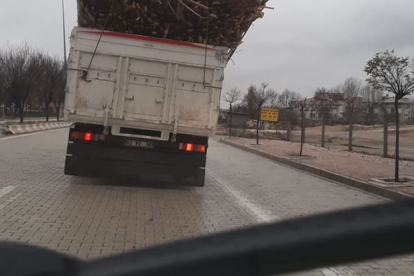 Tahta yüklü kamyon tehlike saçtı
