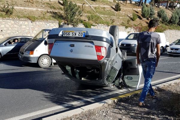 Takla atan otomobilin içinden sağ çıktılar