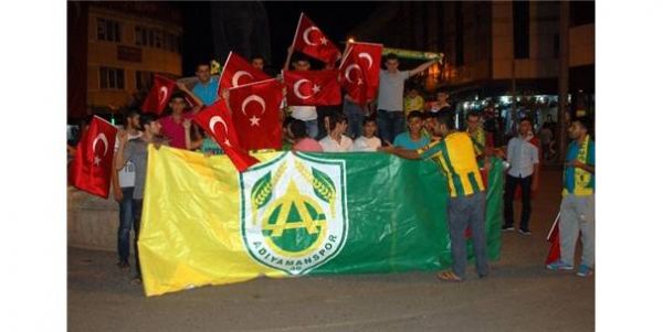 Taraftar grubu darbeye karşı yürüdü