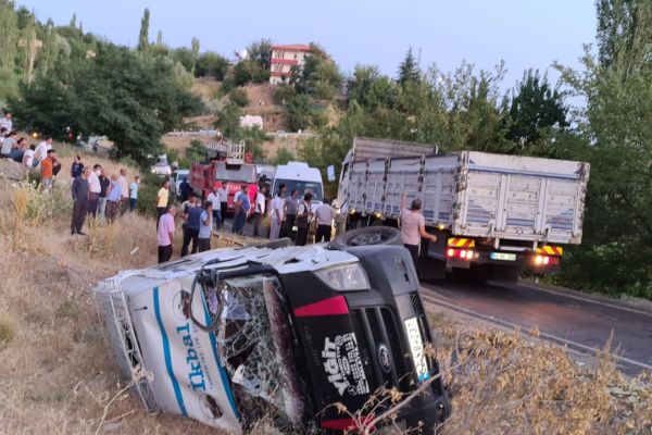 Tarım işçilerini taşıyan minibüs ile kamyon çarpıştı, 12 yaralı