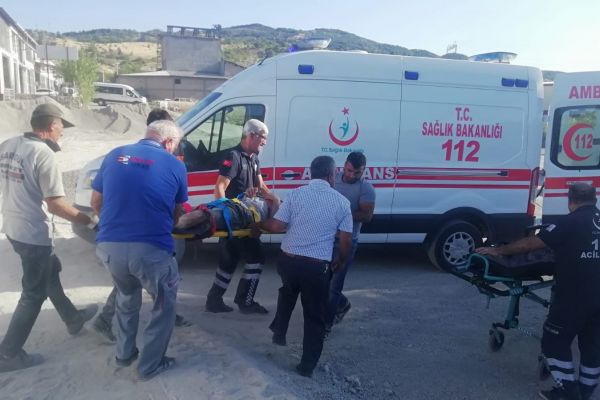 Taş öğütme makinesine düşen işçiler yaralandı