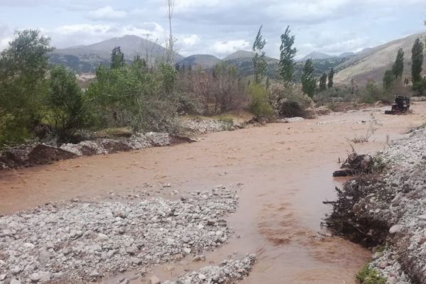 Taşan dere arazileri sular altında bıraktı
