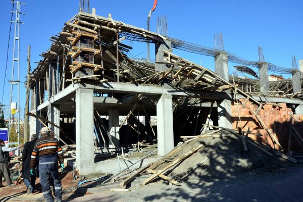 Tavanı Çöken İnşaattan Düşen İşçi Yaralandı