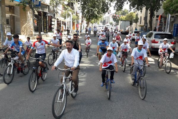 TBMM Başkan Vekili Aydın kuran kursu öğrencileriyle birlikte pedal çevirdi