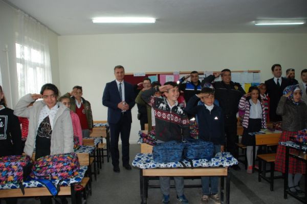 TDP’den okul öğrencilerine kırtasiye yardımı