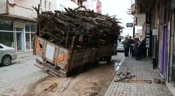 Tekerlekleri toprak yola saplanan kamyon devrilme tehlikesi geçirdi
