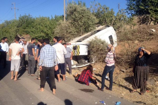 Tekstil işçilerini taşıyan minibüs takla attı: 14 yaralı