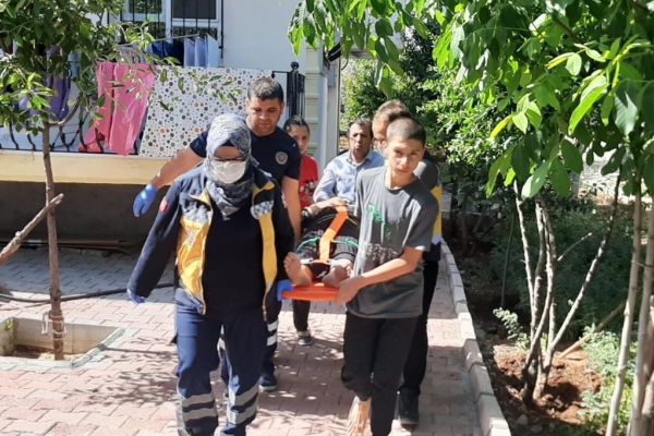 Temizlediği balkondan düşerek yaralandı