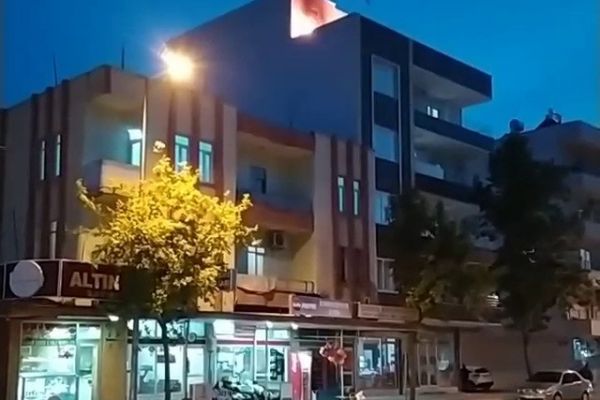 Terasta çıkan yangın paniğe neden oldu