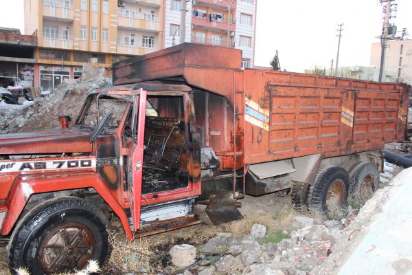 Terk Edilmiş Kamyon Yandı