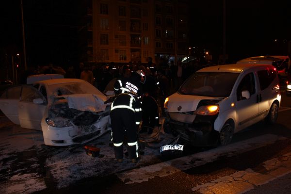 TİCARİ ARAÇLA ÇARPIŞAN OTOMOBİL ALEV ALDI