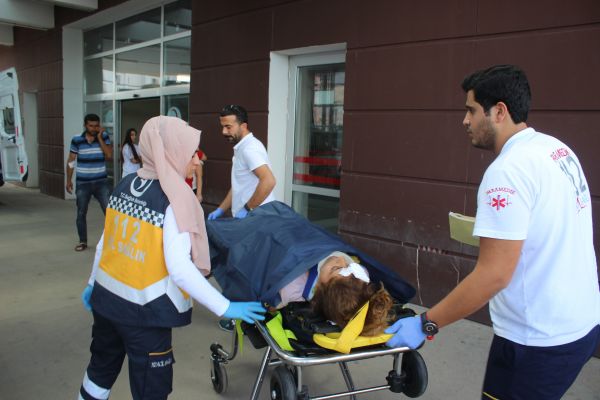 Ticari araçla otomobil kafa kafaya çarpıştı: 4 yaralı