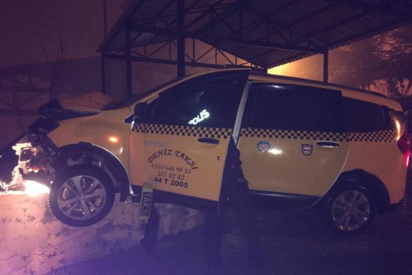 Ticari taksi duvara çarptı: 1 Yaralı