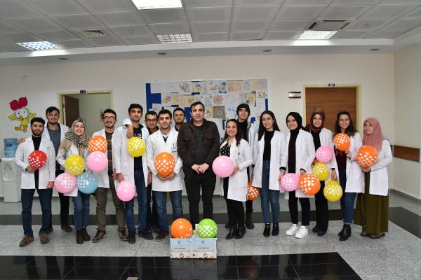 Tıp fakültesi öğrencilerinden hasta çocuklarla bir araya geldi