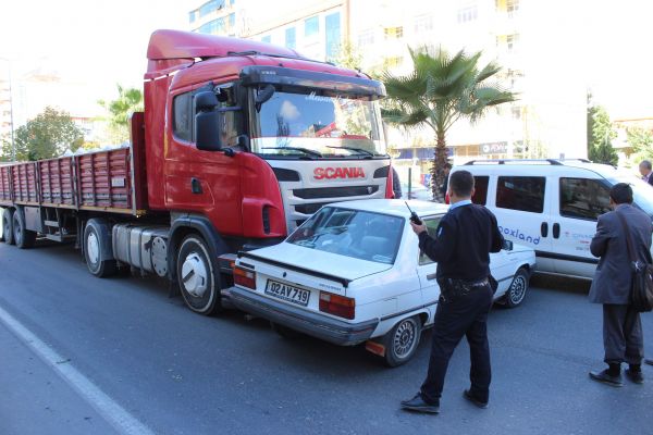 Tır, Çarptığı Otomobili 20 Metre Sürükledi