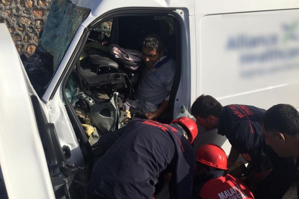 Tır ile minibüs çarpıştı: 1 Yaralı