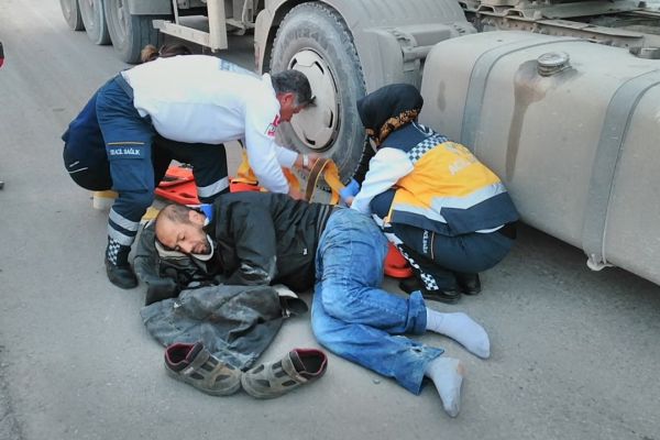 Tır ile motosiklet çarpıştı