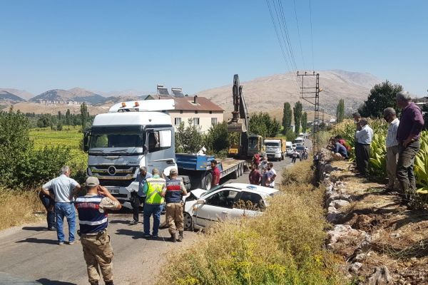 Tır ile otomobil çarpıştı: 3 Yaralı