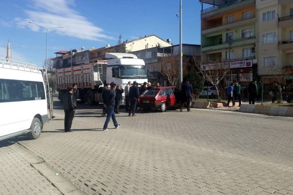 Tır Otomobili Sürükledi