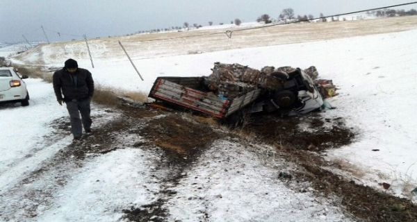 Tır şarampole uçtu