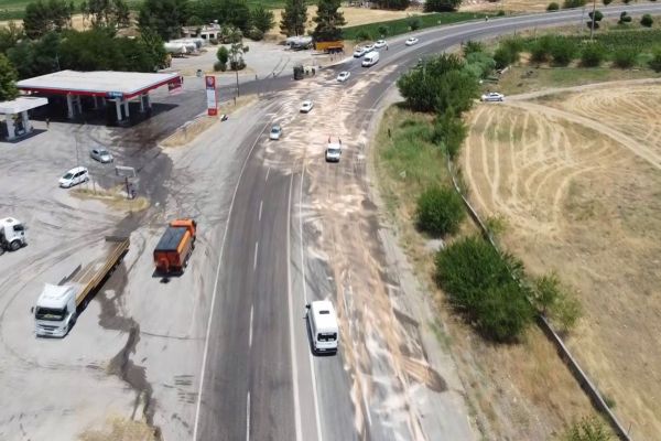 Tır’dan düşen trafo karayolunu savaş alanına çevirdi: 2 yaralı
