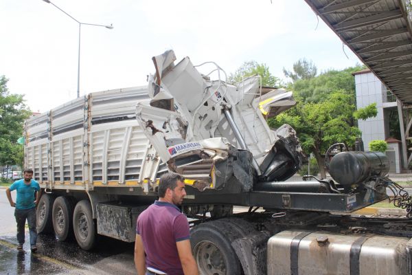 Tır’ın dorsesi üst geçide çarptı