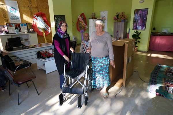 TOGEM’den, yardım derneğine tekerlekli sandalye desteği