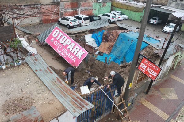 Toprak ev şiddetli yağışa dayanamadı