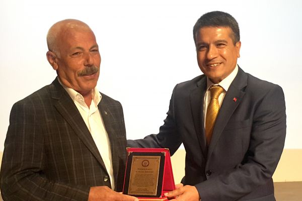 Trafik cezasına sevinen adama plaket