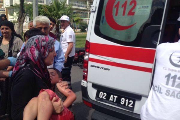 Trafik Işıklarında Dilenen Çocuğa Otomobil Çarptı