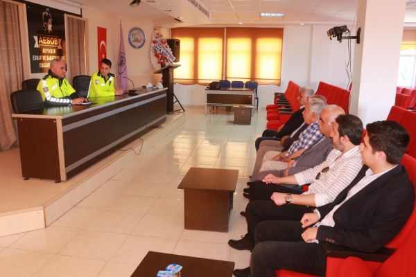Trafik polisleri, minibüs ve servis sürücüleri toplantı yaptı