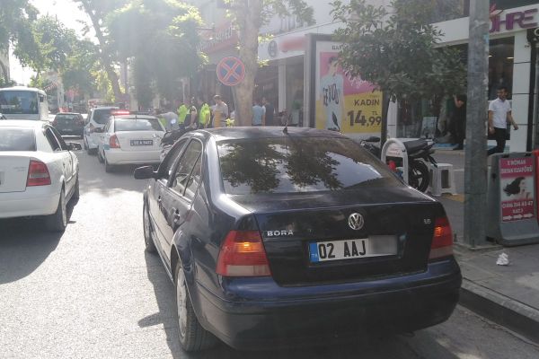 Trafik polisleri uyarı levhasına aldırış etmeyenleri affetmedi