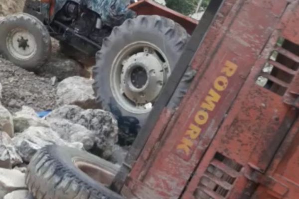 Traktör dereye yuvarlandı: 1 ölü, 3 yaralı