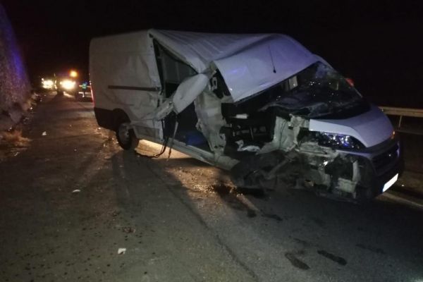 Traktör ile minibüs çarpıştı: 1 ölü, 1 yaralı