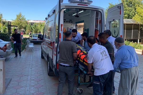 Traktör ile motosiklet çarpıştı: 2 yaralı