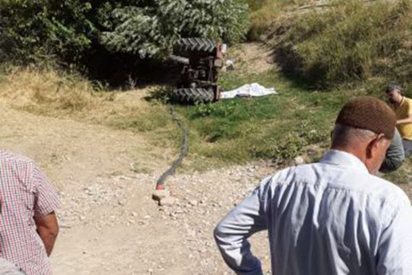 Traktörün altında kalan sürücü öldü