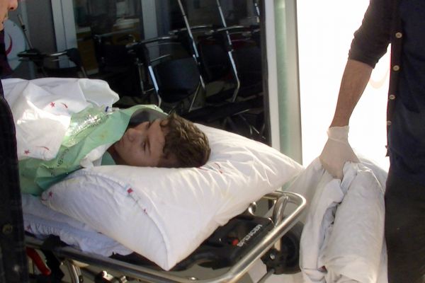 Tren vagonunun üzerine çıkan çocuk yüksek gerilim hattına kapıldı