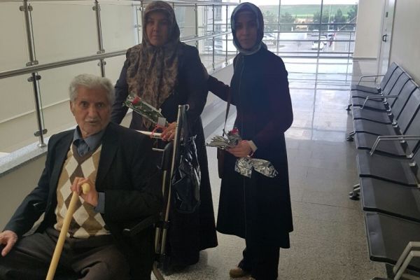 Tügva’dan çalışan kadınlara karanfil