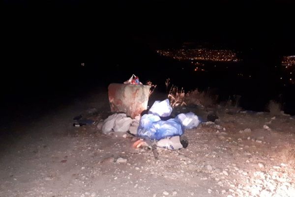 Türbe çevresindeki toplanmayan çöplere tepki