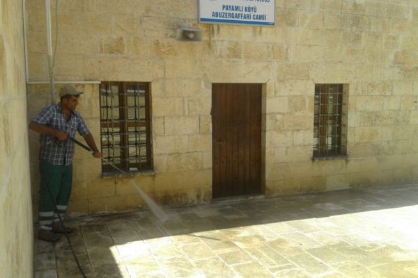 Türbelerde temizlik çalışması yapılıyor