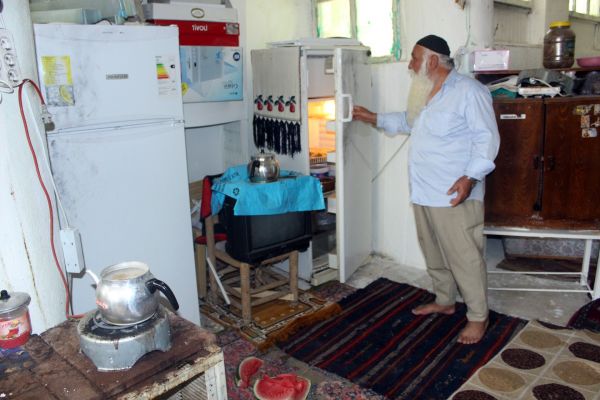 Türbeye dadanan hırsızlar karpuz ve kola çaldı