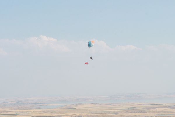 Türk Bayrağı gökyüzünde dalgalandı