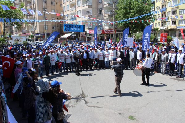 TÜRK-İŞ’E BAĞLI SENDİKALAR HALAYLARLA 1 MAYIS’I KUTLADI