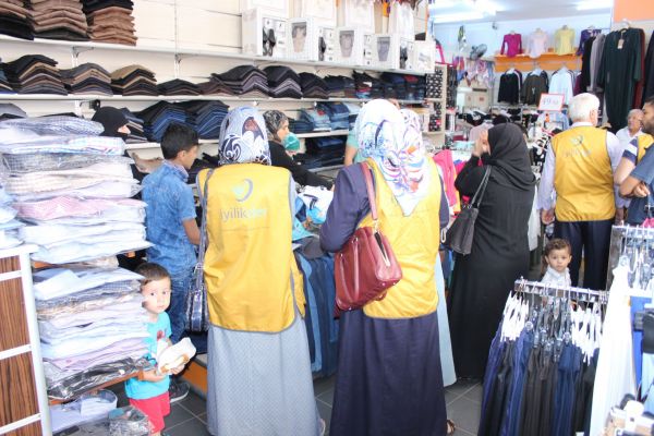 Türk ve Suriyeli yetimlere bayramlık dağıtıldı